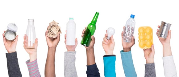 Mehrere Hände halten verschiedene Verpackungen hoch – Glas, Plastik, Papier