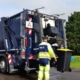 Mitarbeiter entleert Tonne in das ALBA-Abfall-Fahrzeug