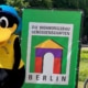 Rudi am Infostand bei einem Fest