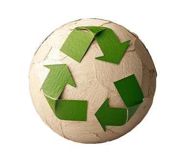 Kugel aus Papier mit grünem Recycling-Symbol