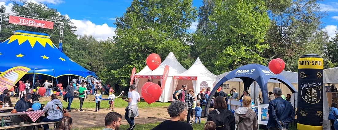 Festplatz mit ALBA Stand beim Radio TEDDY Rabatz Familienfest