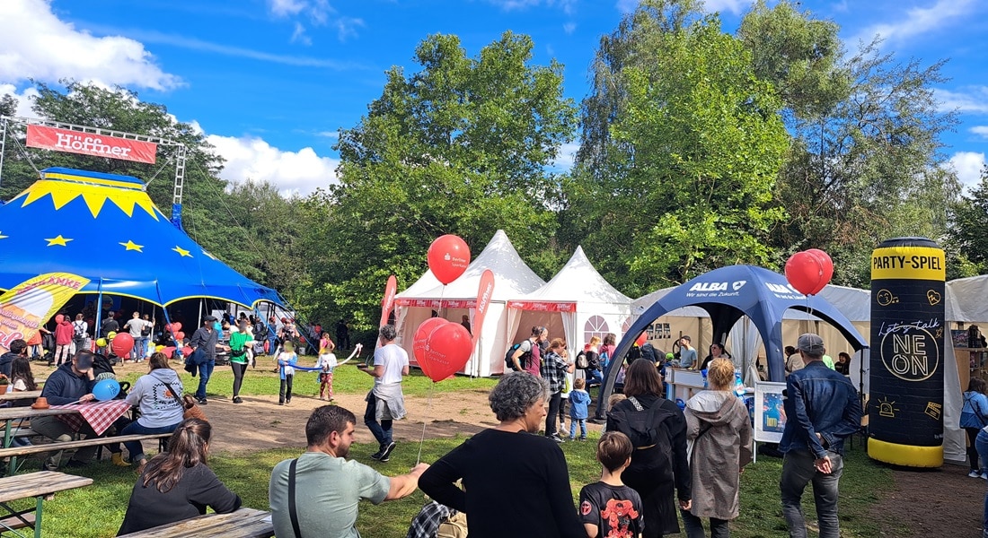 Festplatz mit ALBA Stand beim Radio TEDDY Rabatz Familienfest