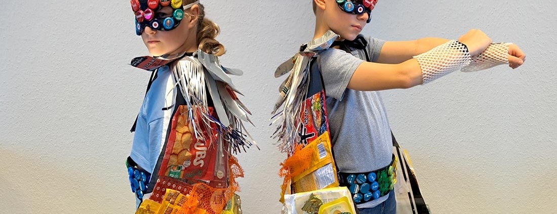 Kinder mit Superheld*innen Kostümen aus Recyclingmaterial
