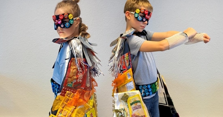 Kinder mit Superheld*innen Kostümen aus Recyclingmaterial