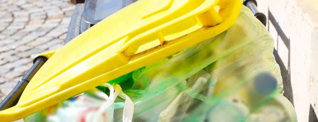 Wertstofftonne mit M&uuml;llbeutel und Verpackungsabf&auml;llen