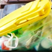 Wertstofftonne mit M&uuml;llbeutel und Verpackungsabf&auml;llen