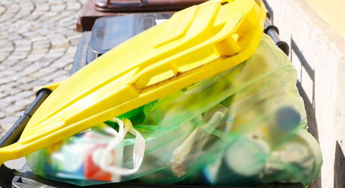 Wertstofftonne mit M&uuml;llbeutel und Verpackungsabf&auml;llen